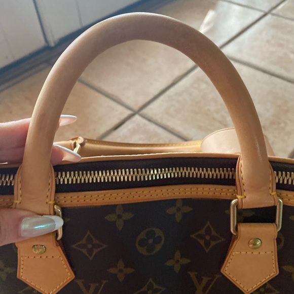 TRENDING Maxi Bags: Louis Vuitton Alma Voyage - Picture 4 of 16